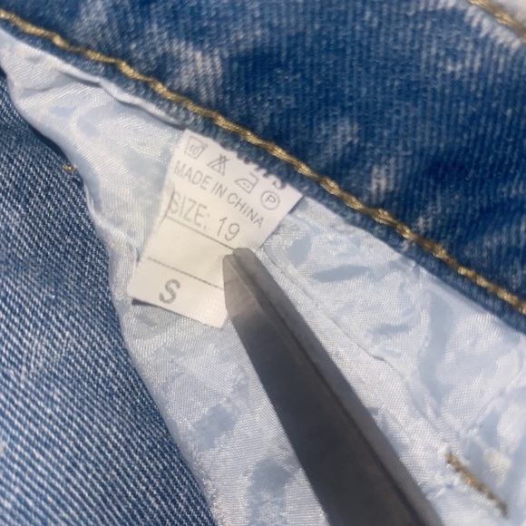 3️⃣/$15! Distressed, light wash denim shorts - Picture 5 of 7